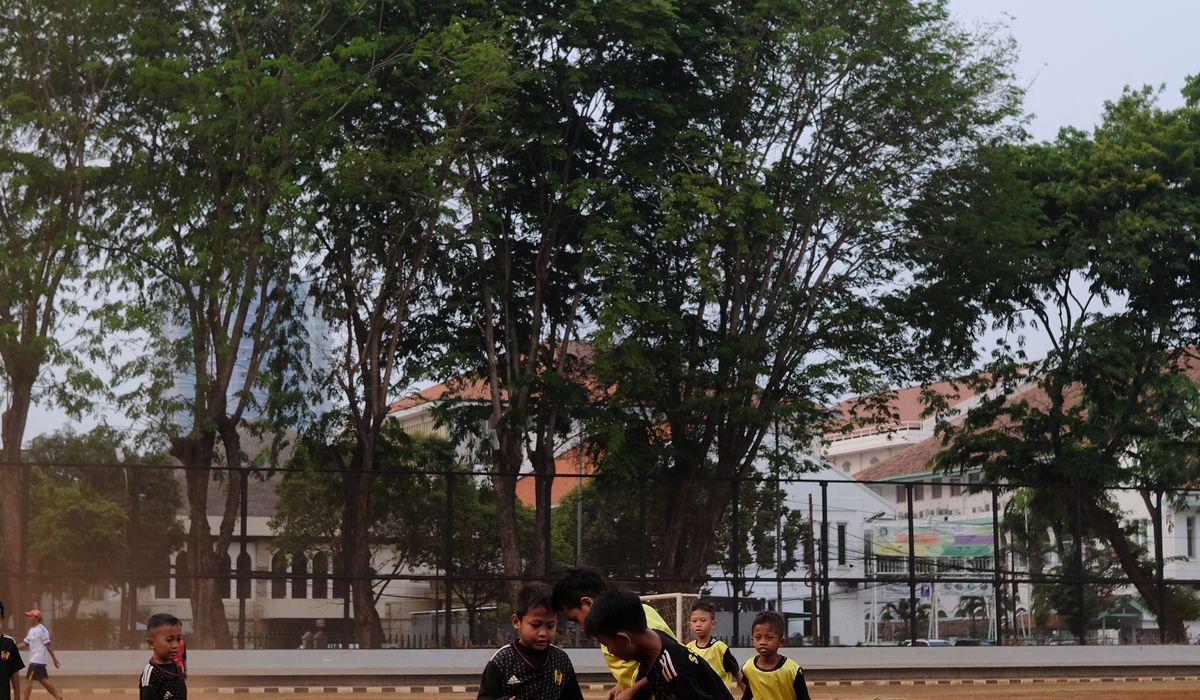 Teaching teamwork through football training activities